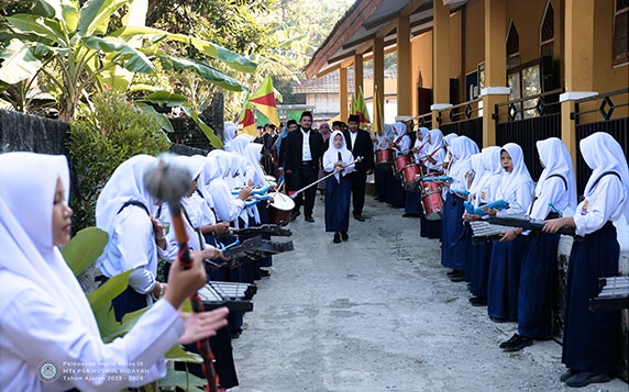 Kepala Madrasah diiringi murid-murid kelas IX